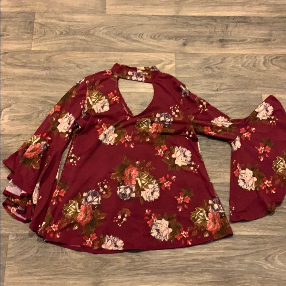 Flared sleeve pattern low cut shirt